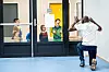 Ismael Takruori sjonglerer mellom å instruere i Dabke-dansen og jøgle med barna.