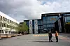 STENGT CAMPUS: Professor og studieleder Grete Haaland og universitetslektor Anders  Grydeland ved Nasjonalt kompetansesenter for yrkesfag ved OsloMet på en koronastengt campus på Kjeller.↔