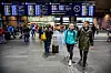 ÅRVÅKENT BLIKK: Sosionom Cathrine Sundal Jacobsen og psykolog Anders Kildal-Mathisen får med seg det meste når de patruljerer Oslo S.