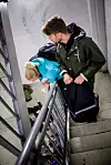 TRYGGER: Sosionom Cathrine Sundal Jacobsen og psykolog Anders Kildal-Mathisen deler ut antiseptiske servietter og livreddende nesespray til narkomane.
