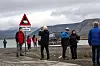 Cato stiller gjerne som fotograf om turistene spør. Her foran det berømte isbjørn-skiltet i Adventdalen.