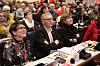 DELT: Mette Nord, Odd Haldgeir Larsen , Sissel Skoghaug kan konstatere at salen var delt i to under avstemningen om samarbeid med Rødt.