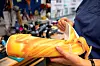 SPESIALITET: Maren Grimstad Bang har  spesialisert seg på ortoser. Her viser hun en leddet AFO (Ankel Fot Ortose) med plantarfleksjonstopp. Denne stabiliserer ankel/fot og egnes ved droppfot. Ortosen lages i plast av forskjellige tykkelser med valgfritt mønster.