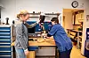 EN HJELPENDE HÅND: Noen ganger er det greit å være to om jobben. Her jobbber Hanne Kristin Hårstadhaugen, ortopediingeniør, og Maren Grimstad Bang, ortopeditekniker med en DS-protese (Direct Socket). Hylsen er støpt direkte på brukerens lårstump. Ulempen med en DS-protese, er at dersom det må gjøres større justeringer etter den er støpt må det lages en ny. DS-proteser er laget med glassfiber, og er dermed veldig stiv.