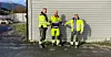 Lars Tveiten (t.v.) og Henrik Ødegård (t.h.) fra prøvenemda gratulerer Morten Solberg med Norges første fagbrev i veidrift- og veivedlikeholdsfaget.
