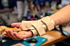 TIL AVLASTNING:  En håndleddsortose i walklær trukket med pent, mykt skinn. Denne kan brukes når håndleddet trenger avlastning etter operasjon eller betennelse, ifølge ortopeditekniker Maren Grimstad Bang.