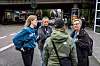 MØTE PÅ UTEKONTORET: På Grønland møter Vigdis og Cathrine en av de andre tre patruljene som er på jobb denne kvelden. Kollegene utveksler info om hvor de har vært, hvem de har møtt og hvor de skal videre. Line Aalerud til venstre, Shkelqesa Miroci med ryggen til.