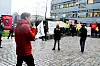 STOLT OG RØRT: Alexander Jordnes holdt en kort, men følelsesladet appell til alle dem som hadde møtt opp for å vise sin støtte til heismontørenes kamp mot Schindler-ledelsen.
