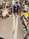 UNDØVENDIG EMBALLASJE: «Litt mye plast i én eske???» spør medarbeiderne ved Jernia Linderud. I jernvarehandelen Jernia deltar de ansatte aktivt med innspill for å gjøre bedriften litt mer bærekraftig.
