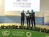PRISVINNER: Bertrand Piccard, CEO i Solar Impulse og FN Goodwill ambassadør for FN (t.v.) overrakte prisen under klimatoppmøtet i Katowice, Polen til Fjordkrafts Rolf Barmen og Arnstein Flaskerud.