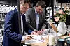 BER REGJERINGEN SPEEDE OPP: Virke-direktør Ivar Horneland Kristensen og LO-leder Hans-Christian Gabrielsen signerer et felles brev hvor de ber regjeringen få fart på omstillingen mot en sirkulær økonomi.