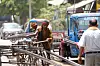 En arbeider transporterer jernstenger på en varm sommerdag i den nordlige delstaten Uttar Pradesh i India.