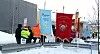 FJERNT OG NÆR: Faner fra Distrikt Oslo- og Akershus, Distrikt Trøndelag, Elektrikernes Fagforening Trøndelag, Heismontøreens Fagforening, Telemontørens Fagforening, Elektromontørenes Forening Oslo- og Akershus, Tømrer og Byggfagoforeningen, EL & IT Fobundet sentralt. Og et EL & IT-flagg.