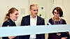 TØFT I FENGSEL: Fengselsbetjent Malin Dalin Finseth forklarer Jonas Gahr Støre og Kari Henriksen hvordan fengselslivet er.