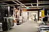 STILLE I HUSET: Det er langt mellom menneskene i det 20.000 kvadratmeter store varehuset.