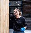 Alda Lamhauge (25) synes tømreryrket og praktisk utdanning har fått et ufortjent dårlig yrke. Selv var hun i gang med bare noen ukers praktisk utdanning mellom bachelor og master i arkitektstudiene da LO-Aktuelt møtte henne på skolen Next i København.