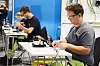 KONKURRANSE: Stressende fiberspleising. Nærmest: Torstein Ingebrigtsen.
