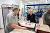 MOR OG DATTER: Det er flere forelder/barn-konstellasjoner på Baker Jørgensen. Som mor Lisbeth Stiansen og datteren June Kristine.