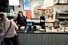 POPULÆRT: Kilosprisen er høy, men i adventstida selges det tusenvis marsipanperler fra Baker Jørgensens ni utsalgssteder, spredt omkring Arendal og omegn.