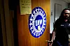 Den lokale elektrikerforeningen IBEW må stå for klubbkontor mens bilarbeiderne forhandler om tariffavtalen.