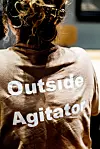 Bak på t-skjorta til Lee-Litowitz står det «Outside Agitator». Begrepet stammer fra borgerrettsbevegelsen i USA, men uttrykket har fått en oppblomstring de senere årene. Det har kompliserte politiske undertoner, men i denne sammenhengen kan vi vel konkludere med en fagforeningsaktivist som gjør opprør. En plageånd mot det etablerte systemet.