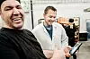 ERFAREN BAKER: Khaled Abdallah viser Erik Stangeland bilder fra tida som baker i Syria.