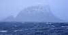 VÆRHARDT: Det er til tider værhardt på havstykket mellom Sleneset og Lovund, som har det karakteristiske fjellet som er et kjent seilingsmerke på ytre Helgeland.