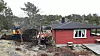 I HAGEN STÅR EN GRAVEMASKIN: Her gjøres det plass til tilbygget.
