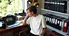 Fra hybelen leser Andreas Tharaldsen på teorien for å gå opp til fagprøven i servitørfag.