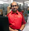 Kundebehandler Aiyampillai Sivakumaran (63) ble spurt om han var villig til å bli lenge i Posten. 28 år senere står han fortsatt i jobben.