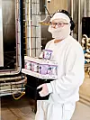 Så glad blir yster Thomas Gryttingslien når han skal prøvesmake litt på eget produkt.