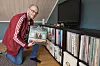 STORT UTVALG: Plate- og cd-samlingen til Asgeir strekker seg langs en hel vegg og det er mye å velge i. Reggaebandet The Heptones fra Kenya er en av favorittene.