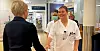 Ingvild Kjerkol besøkte Emma Straub på St. Olavs hospital i forkant av sykehustalen. Fagforbundet krever flere lærlinger som Emma i norske sykehus.