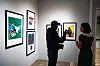 KUNSTSAMTALE: Helene Brekke, avdelingsleder ved Telemarkgalleriet guider en besøkende rundt i sal 2.