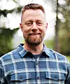 SÅNT SKJER: Alle gjør feil. Men det gjelder å 1) lære av feilen, 2) komme seg videre, 3) helst ikke gjøre samme feil igjen, mener Geir Aker, vanligvis kjent som småstreng og meget sarkastisk fenrik på norske TV-skjermer.