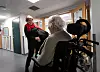 Forbundsleder i Fagforbundet, Mette Nord, møter igjen sin kollega Randi Bakke på Frednes sykehjem i Porsgrunn.
