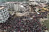 Folk og redningspersonell søker etter overlevende og ofre etter at Rana Plaza-bygningen, som huset fem klesfabrikker i Savar, nær Dhaka, Bangladesh kollapset. (Arkivfoto)