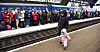 Flyktninger på togperrongen i Lviv venter på tog til Polen.