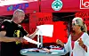 PÅ STAND: Mikael Persson i ivrig samtale med Brita Reime som er medlem av Fagforbundet i Asker.