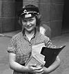 Kvinnelig postbud med postlue og brevbunke 8. juni 1943.