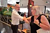 KORONAHILSEN: Museumsdirektør Eirik Kristoffersen hilser på Kari-Sofie.