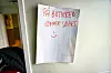 LETT Å FINNE: Det er bare én matbutikk på Røst, så om denne lappen henger på utsiden, er ikke Rino vanskelig å finne, eller lenge å vente på.