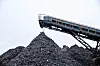 METALLDELER: Det klirer og bråker godt når de metallbiltene havner i de riktige sorteringshaugene.