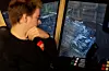 FRA FØRERHUSET: Espen Johannessen ser på at nok en bil går i kværna, eller shredderen, som de kaller den for. Når den kommer ut på andre siden er bilen i småbiter.
