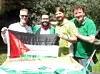 SOLIDARITET: I 2017 spilte de palestinske spillere et par av kampene i drakter sponset av den irsk-skotske supportklubben Celtic Supports Club Norway. Her er Arthur Timraz (andre fra venstre) avbildet sammen med celtic-supportere og Eddie Whyte fra Fagforbundet helt til høyre.