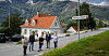 IDYLLISK PLASSERT. De ansatte ved tingretten i Hardanger, fra venstre: Saksbehandler Ann Helen Opedal, dommerfullmektig Sindre Kleive, saksbehandler Signy Stana, dommerfullmektig Jon D. Thorud og saksbehandler Hilde Opedal.