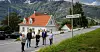 IDYLLISK PLASSERT. De ansatte ved tingretten i Hardanger, fra venstre: Saksbehandler Ann Helen Opedal, dommerfullmektig Sindre Kleive, saksbehandler Signy Stana, dommerfullmektig Jon D. Thorud og saksbehandler Hilde Opedal.