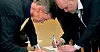 REPRISE I ÅR: For fire år siden signerte Jon H. Stordrange, administrerende direktør i NHO Transport (til venstre) og Dag-Einar Sivertsen, daværende 2. nestleder i Transportarbeiderforbundet bruddprotokollen etter at partene ikke klarte å bli enige om ny bussbransjeavtale. Det kan bli vanskelig å unngå brudd i år også.