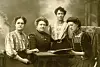 I 1909 ble 'kvindernes Kontor' opprettet. Her er styret. Fra venstre ser vi Mathilde Olsen, Hanna Adolfsen, Anna Pleym og Helga Thorsen (senere Nitteberg).