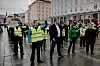 Kampvilje: Vekter Kim Heggernes, LO-leder Hans-Christian Gabrielsen, leder i Fagforbundet Bergen, Sara Bell og Bergens-ordfører Marte Mjøs Persen stilte seg opp foran de streikende vekterne og reiste armen i været.
